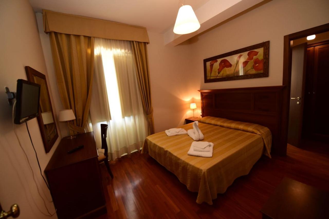 Albergo La Locanda Degli Apolidi Атена-Лукана Экстерьер фото
